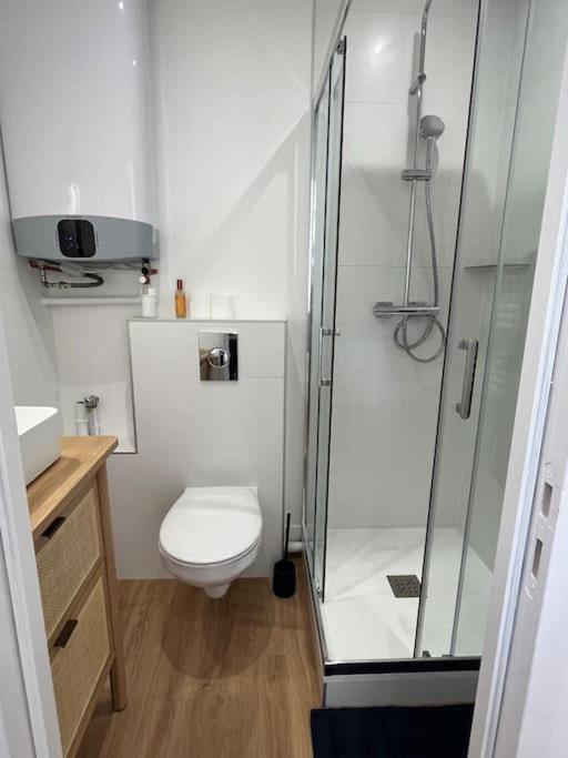 Studio Au Coeur De Caen-Renove Apartment Luaran gambar